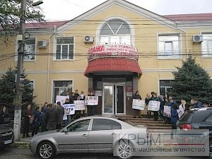 Студенты Крымского федерального университета устроили пикет и выразили недоверие ректору