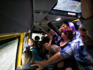 В Керчи во время движения из переполненного автобуса выпал мужчина