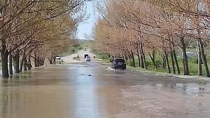В Бахчисарайском районе река вышла из берегов и затопила дорогу