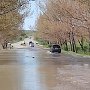 В Бахчисарайском районе река вышла из берегов и затопила дорогу