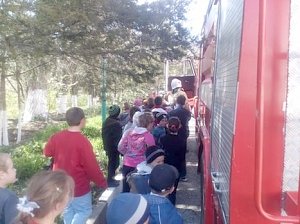 Год гражданской обороны: крымские пожарные побывали в гостях у детей в школе-интернате в п. Ферсманово