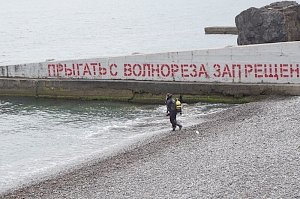 Сотрудники МЧС уже обследовали около 100 пляжей полуострова, — Шахов