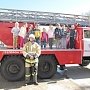 Крымчане вместе со спасателями празднуют День пожарной охраны России