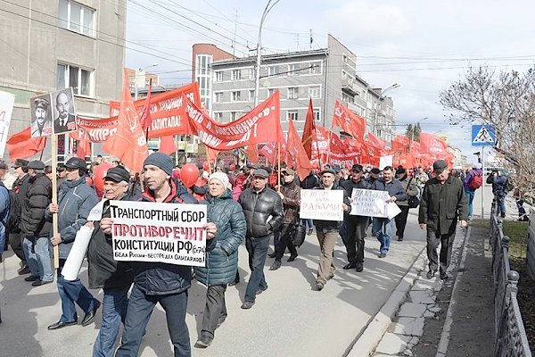 «Красные в городе»: Первомайская колонна прошла по центру Новосибирска