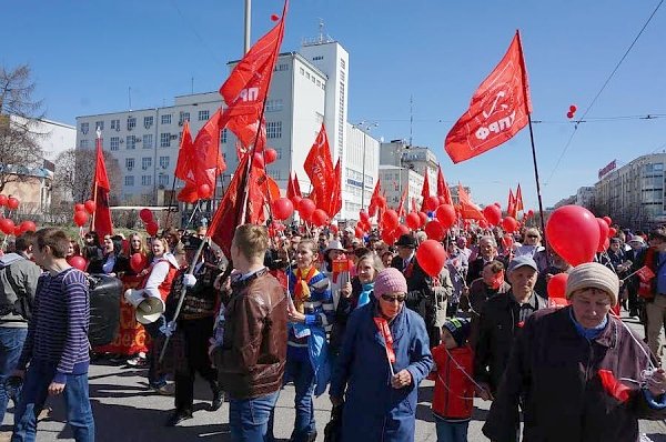 Свердловские коммунисты отметили Первомай многотысячной акцией протеста