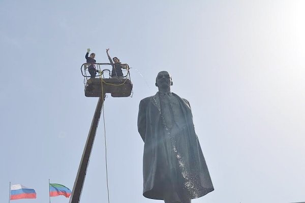 Дагестанские коммунисты провели акцию по приведению в порядок памятника В.И. Ленину