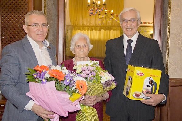 Первый секретарь Томского обкома КПРФ Алексей Фёдоров поздравил томичку со 100-летием
