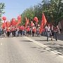 Комсомольцы Белгородской области устроили театрализованную первомайскую демонстрацию, ярко пройдя по центру города