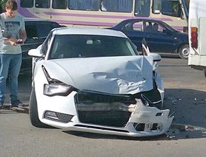 В Симферополе девушка на Audi протаранила рейсовый автобус: есть пострадавшие