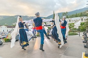 Крымский ансамбль «Таврия» празднует 45-летие
