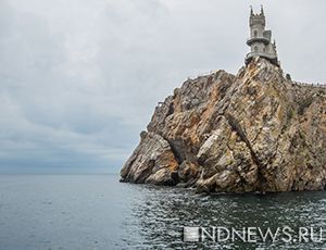 В аварийном замке «Ласточкино гнездо» открылась выставка гения сюрреализма