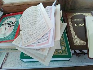Неизвестные осквернили несколько экземпляров Корана в бахчисарайской мечети