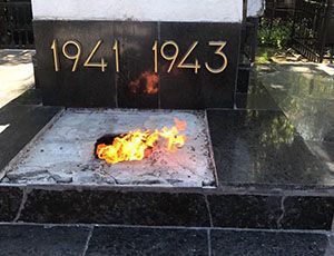 Воюют с могилами: на Украине надругались над захоронением солдат СССР