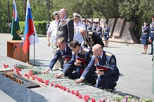 В канун Дня Победы сотрудники Следственного комитета приняли присягу у мемориала Героям битвы за Севастополь