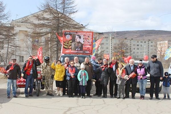 Магаданские коммунисты проведи автопробег в честь Великой Победы