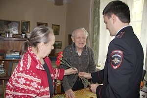 Сотрудники полиции поздравляют ветеранов с Днем Победы