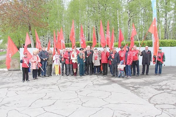 Рязанские коммунисты приняли участие в шествии и торжественном возложении цветов к Вечному огню