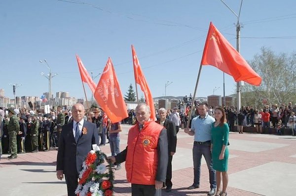 В День Победы читинские коммунисты возложили цветы и венок к Вечному Огню