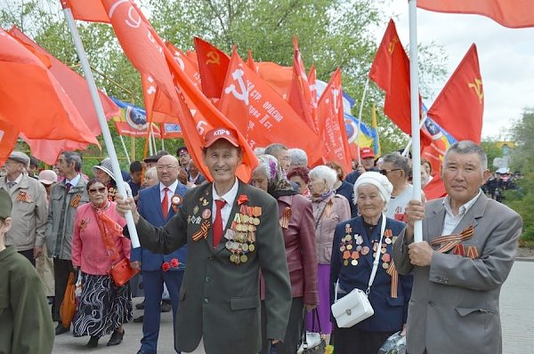 Калмыкия. Коммунисты возложили цветы к Вечному огню