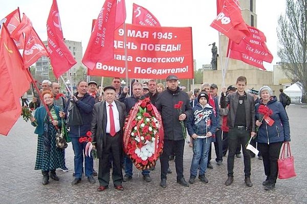 Казанские коммунисты возложили венок и цветы к Вечному огню