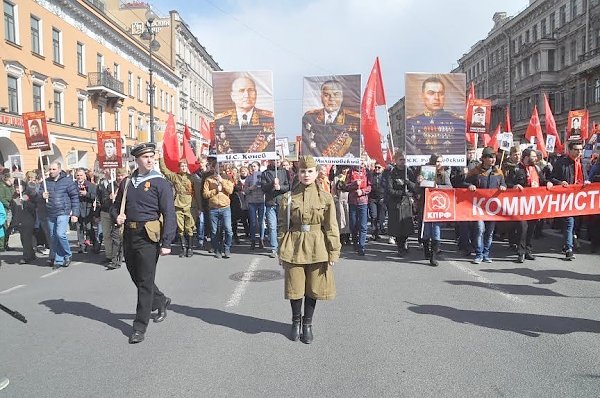 Красный День Победы в Санкт-Петербурге. Колонна коммунистов, ветеранов и комсомольцев прошла по Невскому проспекту