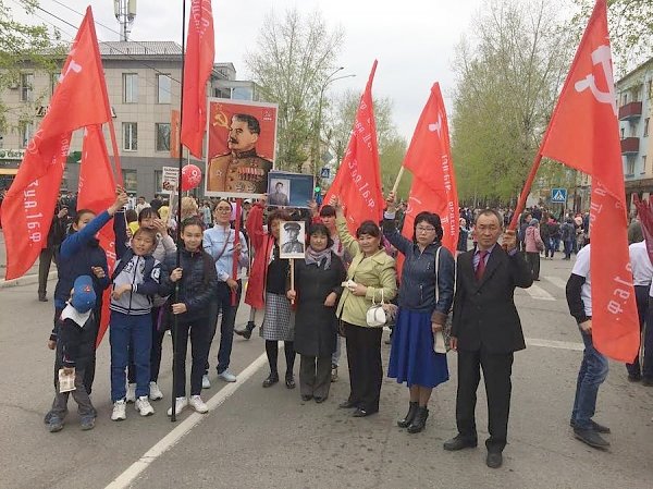 Тувинские коммунисты и комсомольцы в первых рядах «бессмертного полка»