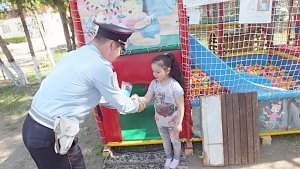 Крымские полицейские подарили детям браслеты-светоотражатели в виде георгиевской ленточки