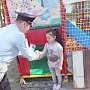 Крымские полицейские подарили детям браслеты-светоотражатели в виде георгиевской ленточки