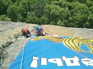 Спасатели водрузили Знамя Победы в горах Крыма