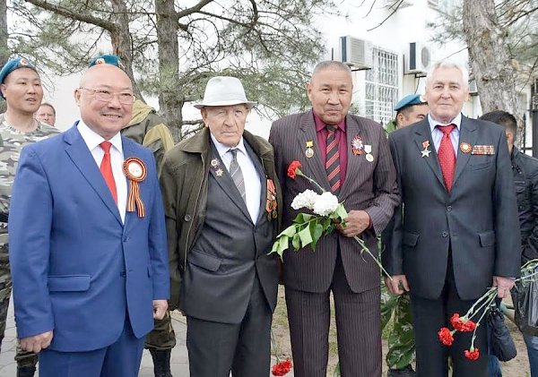 Коммунисты Калмыкии возложили цветы к Вечному огню