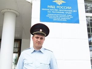 В Республике Крым полицейский в ходе охраны общественного порядка нашел потерявшегося ребенка