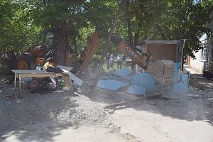 В Симферопольском сквере снесли нарушающий закон торговый объект