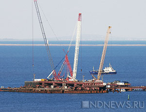 Плавучие опоры для монтажа арок Крымского моста вывели на воду