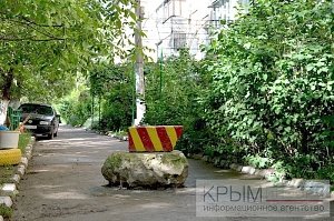 Симферопольские врачи начали бороться с незаконными шлагбаумами во дворах