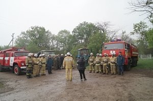 Керченские огнеборцы провели учения в борьбе с природным пожаром