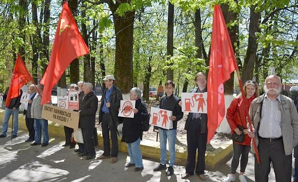 Смоленские коммунисты выступили против роста цен на бензин