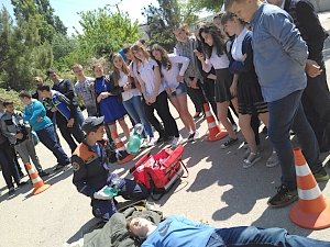 Крымские спасатели обучили школьников технике безопасности в экстремальных условиях