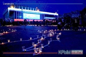 Карту России выложили свечами на главной площади Симферополя в память о жертвах депортации