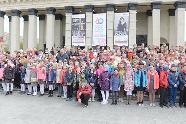 «Ярче гори, наш галстук пионерский!»: 450 новосибирских школьников вступили в ряды пионеров