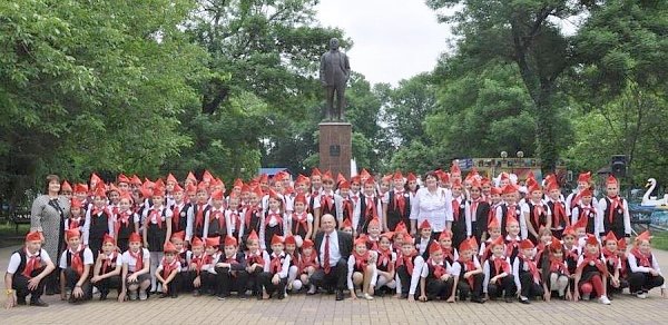 Краснодарский край. В Белореченске ряды юных пионеров пополнили ровно сто девчонок и мальчишек