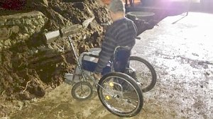 Инвалид-колясочник провалился в неогороженную траншею в городе Саки
