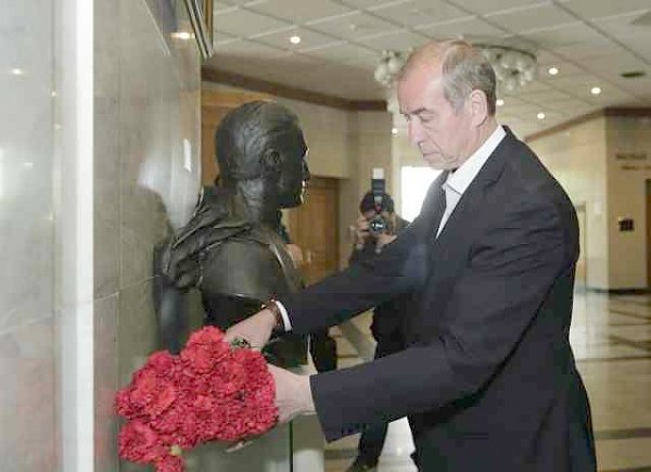 Губернатор-коммунист Сергей Левченко возложил цветы к бюсту дважды героя Советского Союза Николая Челнокова в Москве