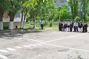 Собака Джина показала крымским школьникам как служебные собаки ищут взрывчатку