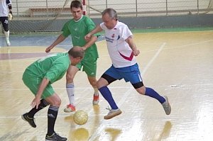 Со счетом 6:5 завершился товарищеский матч по мини-футболу между командами Госсовета РК и города Алушта