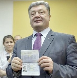 Порошенко решил снабдить крымчан украинской "макулатурой"