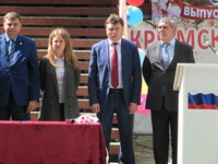 Игорь Михайличенко принял участие в торжественных мероприятиях, приуроченных к Последнему звонку
