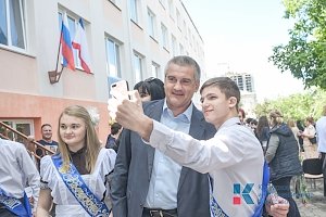 Россия предоставляет выпускникам огромные возможности, — Аксёнов