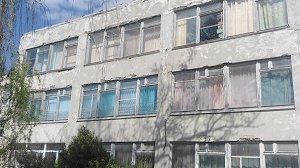 Школа в Ленинском районе: Окна сгнили, из стен торчит арматура