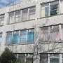 Школа в Ленинском районе: Окна сгнили, из стен торчит арматура