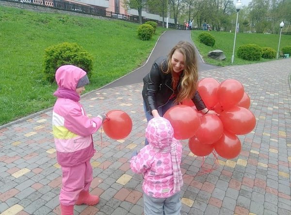 Кировские комсомольцы поздравили маленьких кировчан с Днём защиты детей